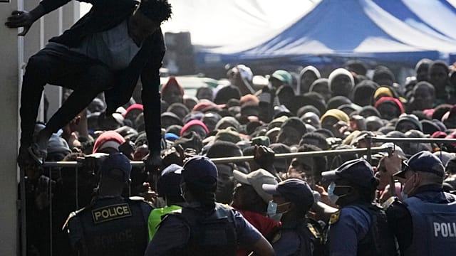 Injuries as violence erupts at South Africa anti-migrant protest